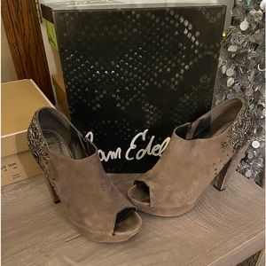 Sam Edelman fawn color suede peep toe